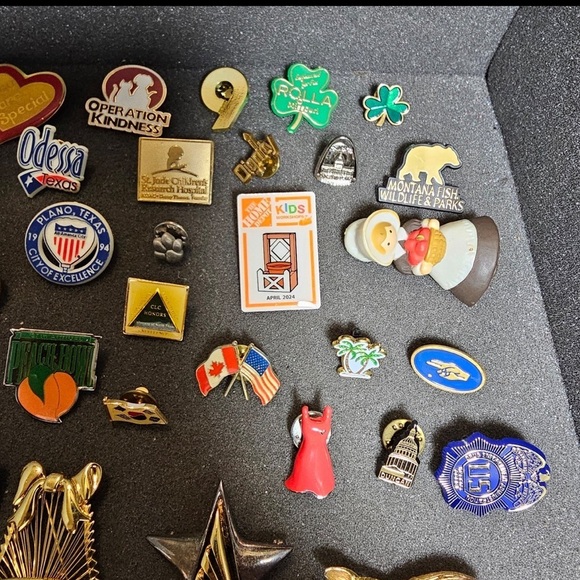 Large Lot Of 56 Pins & Brooches Various Styles Colors & Materials Some Branded - Picture 8 of 10